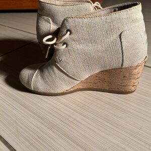 Toms Linen Lace-Up Cork Wedge Booties in Natural w/gold thread throughout, 7.5